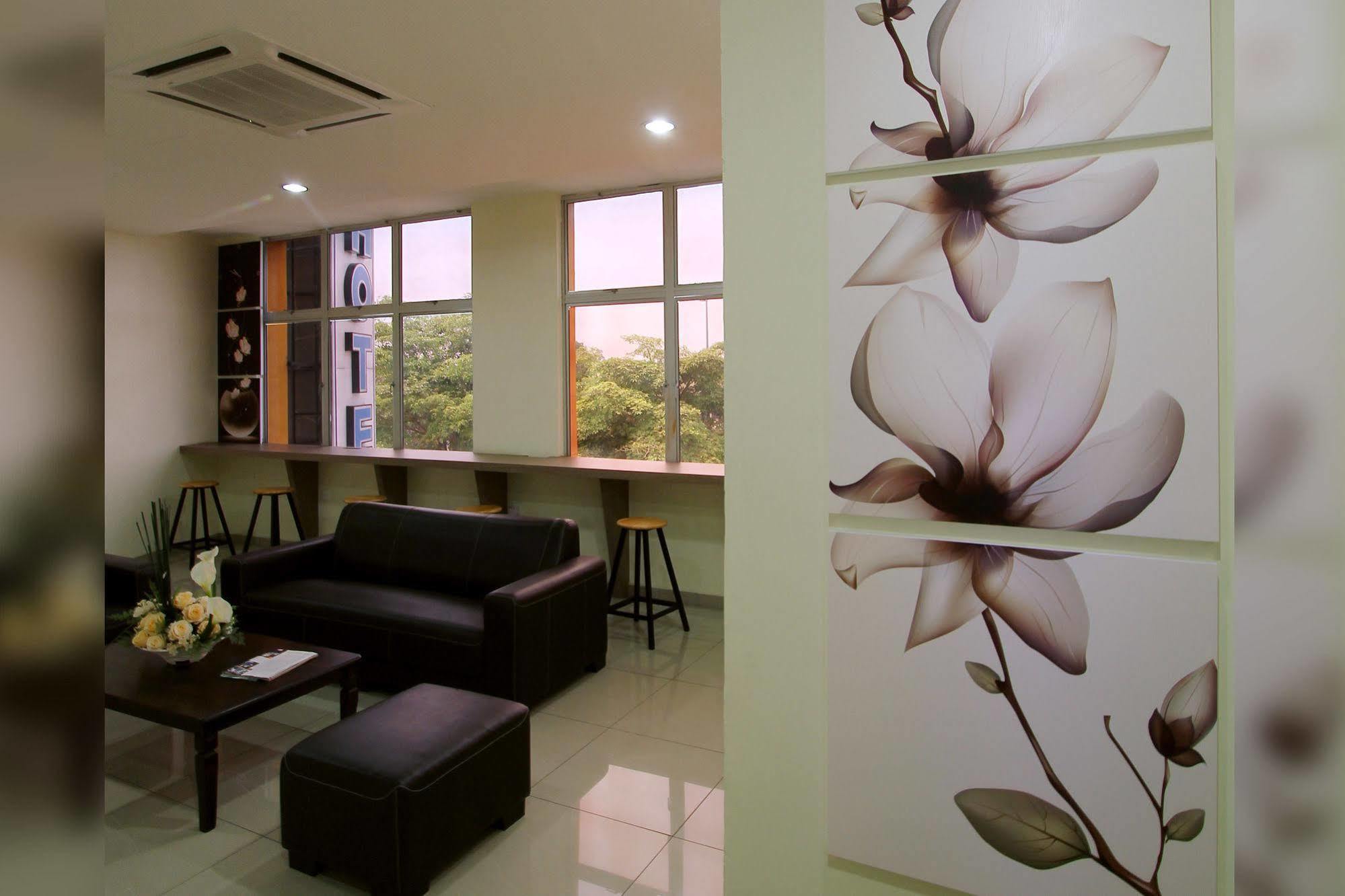 Max Inn Hotel Parit Raja Luaran gambar